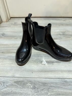 Women's Glossy Black Chelsea Rain Booties